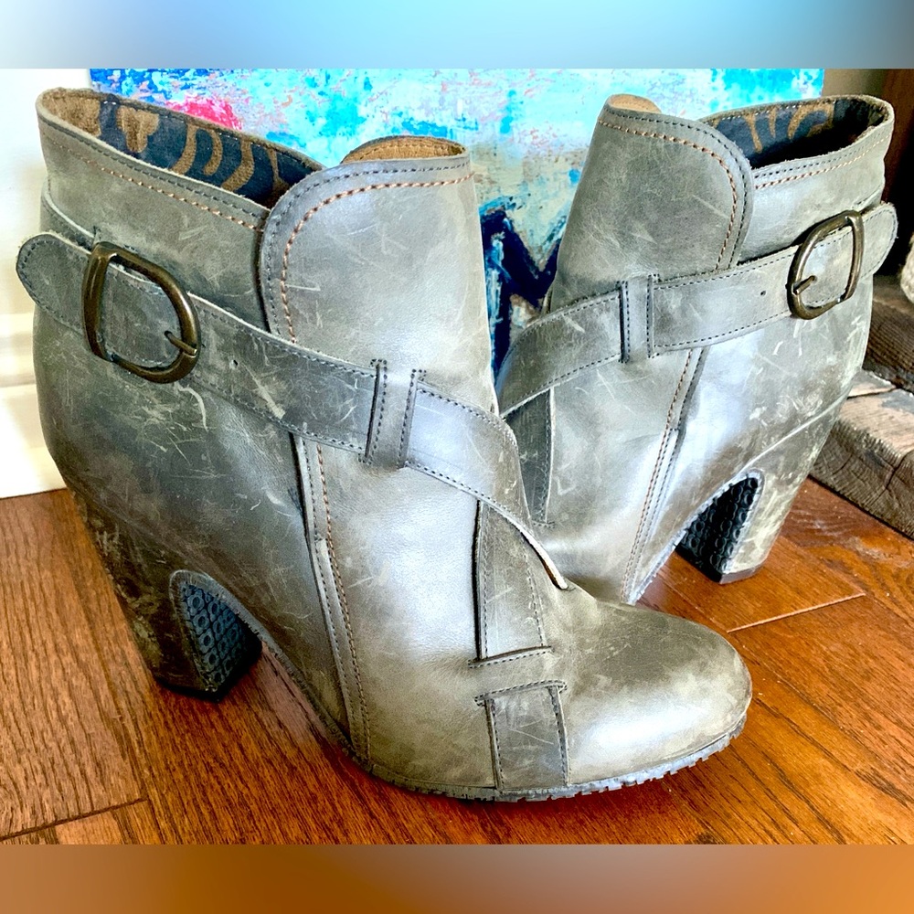 Fly London Gray Leather Ankle Boots Sz 41 Portugal Strap Buckle Adjustable